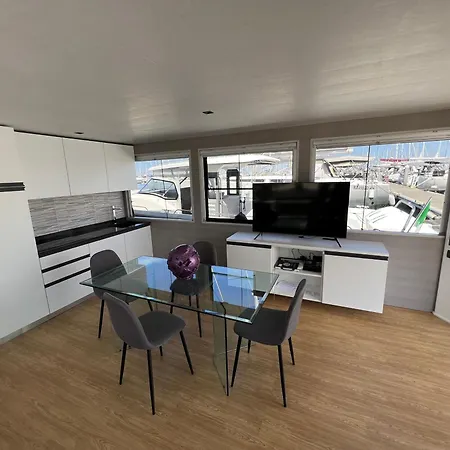 Houseboat Ботель
