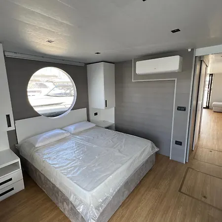 Houseboat *